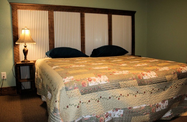 Lynnhurst Resort - Kentucky Lake Water View Cabin 4 (Dog Friendly!)