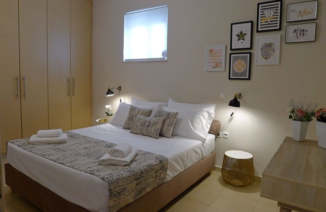 M & M Guest House Ag.Onoufrios beach