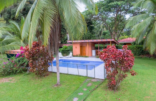 M1 Margarita Garden House pool, AC