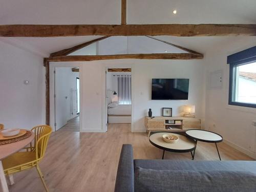 M1 Preciosa casa reformada con gran patio exterior