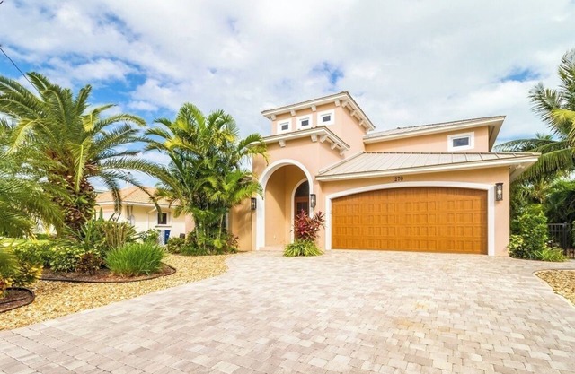 M12 - Beautiful house in Key Colony offering 4 bed