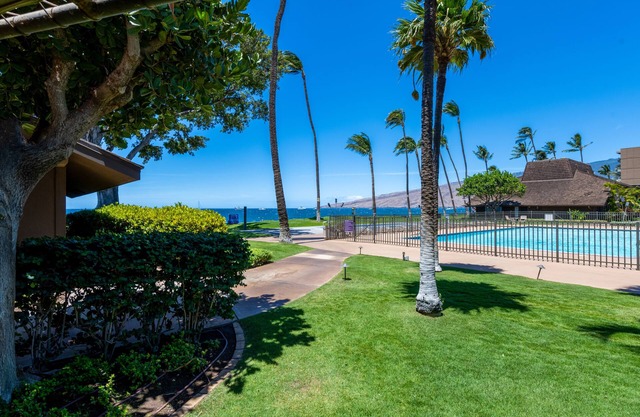 Ma'alaea Surf Unit E4-2 BR Ground Floor Beachfront Condo, AC, Wi-Fi, Pool, TV