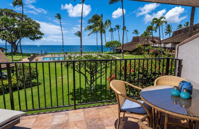 Ma'alaea Surf, Unit F6 2 BR Beachfront Condo, AC, Wi-Fi, Pool, TV, Kitchen