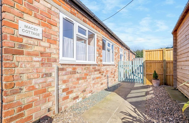 Macey's Cottage - UK42146