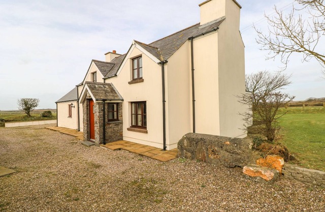 MAERDY LODGE, family friendly, character holiday cottage in Solva