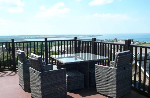 MAESAWEL STUDIO, with a garden in Llanfair