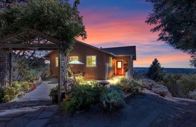 Magical hilltop 3-bedroom with spectacular views and King Size Bed