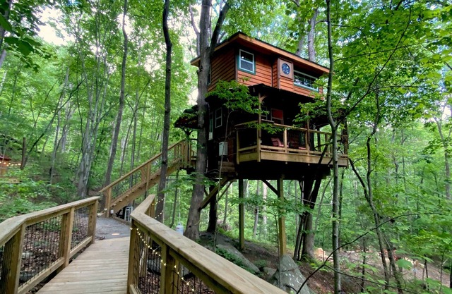 Magical Treehouse ~ Romantic Hot Tub and Sauna