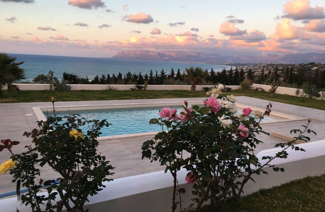 Magnificent villa with sea view at 500 meters from the beach