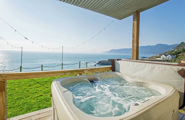 Magnificent by OceanviewHotTubs Shelter Cove, CA