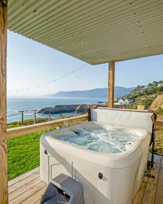 Magnificent Oceanview by OceanviewHotTubs Oceanfront! Shelter Cove, CA Tesla EV station