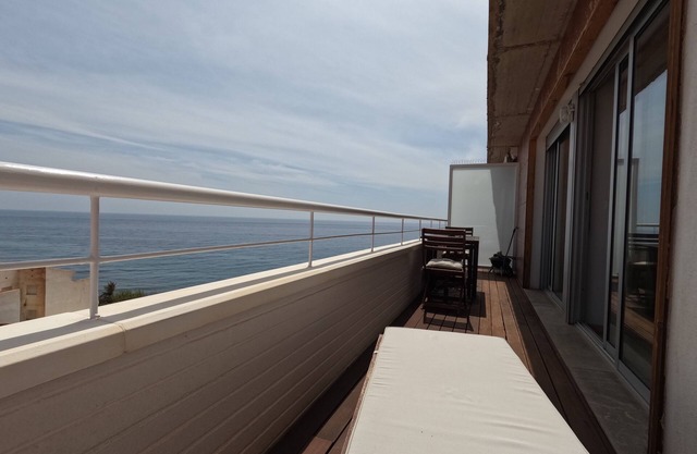 Magnificent penthouse with 2 bedrooms and terrace facing the sea
