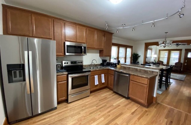 Magnificent! Pro Cleaned, Self Check In Sleeps 10