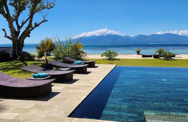 Magnificent villa with infinity pool on the edge of the lagoon