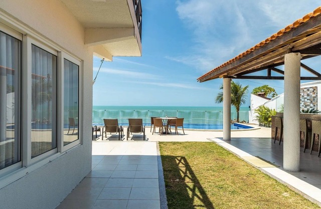 Magnificent villa with swimming pool and direct access to the beach