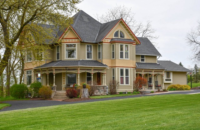 Magnificently restored, charming, 8+ Bed-Victorian on a beautiful 1.5 acres.