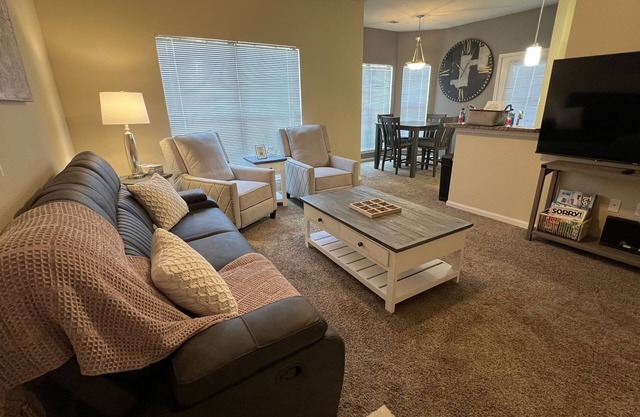 Magnolia Bliss: 2BD/2BA w/Gym, Pool, BBQ Grill