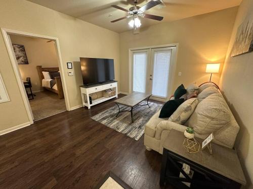 Magnolia Hideaway 1BD-1BA - Gym, Pool, BBQ Grill