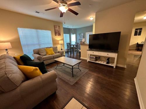 Magnolia Oasis - 2BD-2BA - Gym, Pool, BBQ Grill