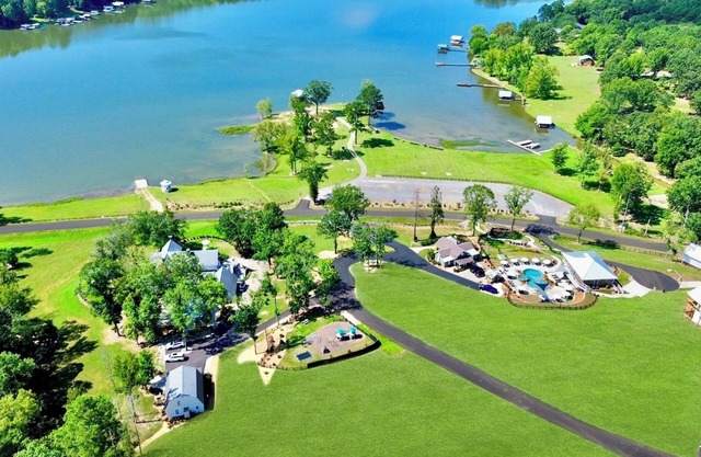 “Magnolia Overlook” Lakefront Resort Sleeps 90+! 2 Pools, Hot tubs, kayaks, etc!