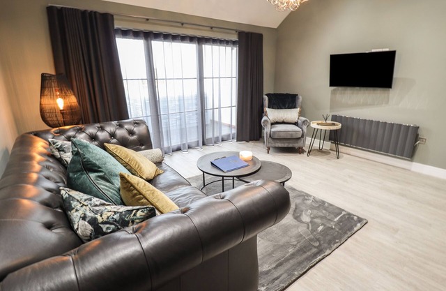 MAGNOLIA, pet friendly, with hot tub in Willerby