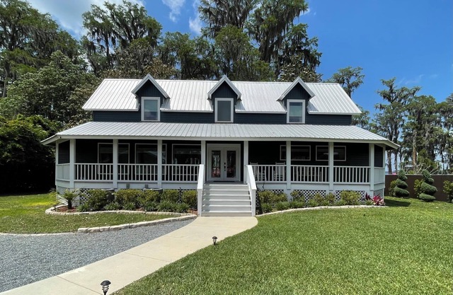 Magnolia Pointe Lakehouse on Lake Santa Fe in Melrose, FL LAKEFRONT PROPERTY!