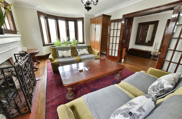 Main Floor Apt Steps to High Park, Lake Ontario, dining, shopping;: Private deck