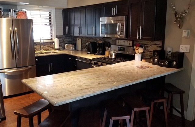 Main House, 2 bdrm, 1 1/2 bath, Game room, Pool Table, Spa, Kitchen