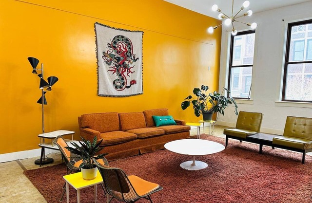 Main St. MCM Loft: Walk to Ford Center, Victory Theatre, Old National & More!