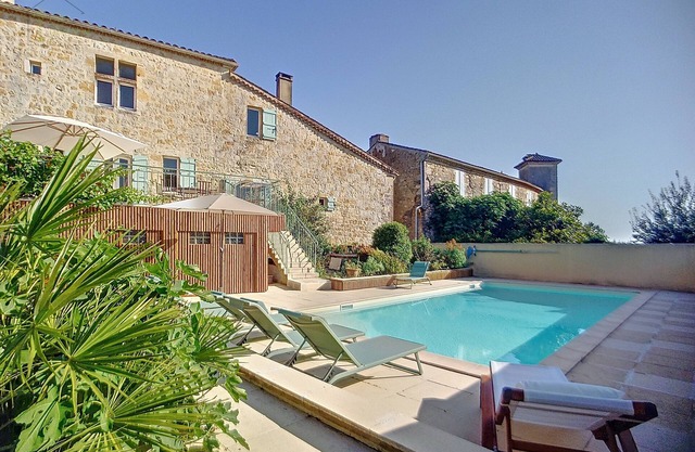 Maison du Porche 10 people, swimming pool, view of the Gers countryside, sunset