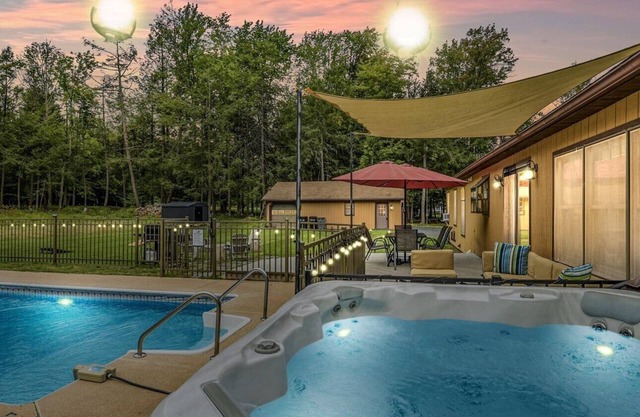 Maison Liberty in the Catskills w/heated pool, hot tub fire pit, games and more