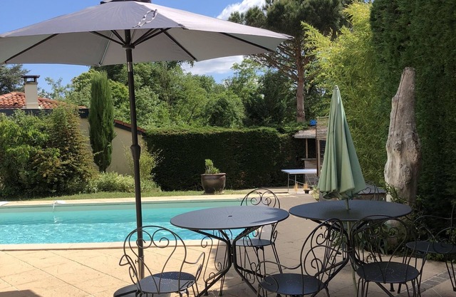 Maison, Piscine Privée et Terrain de Boules, au Calme