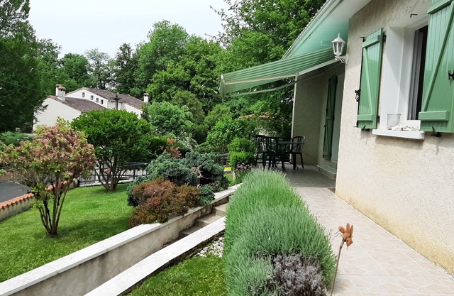 Maison sur Terrain Arboré, à 10 min à Pied des Bords de Charente !