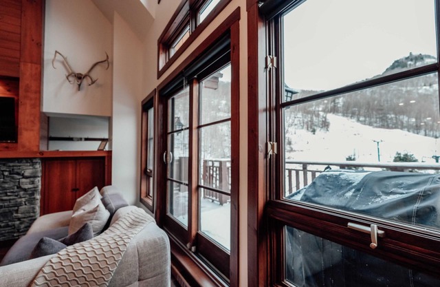 Majestic 3-bedroom condo at the foot of the slopes