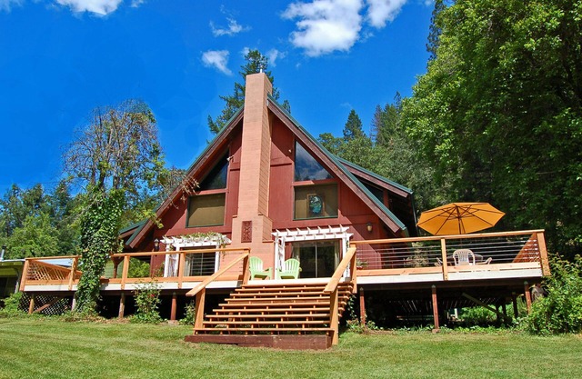 Majestic A-Frame Riverfront House on the Trinity River. Alpen Glow