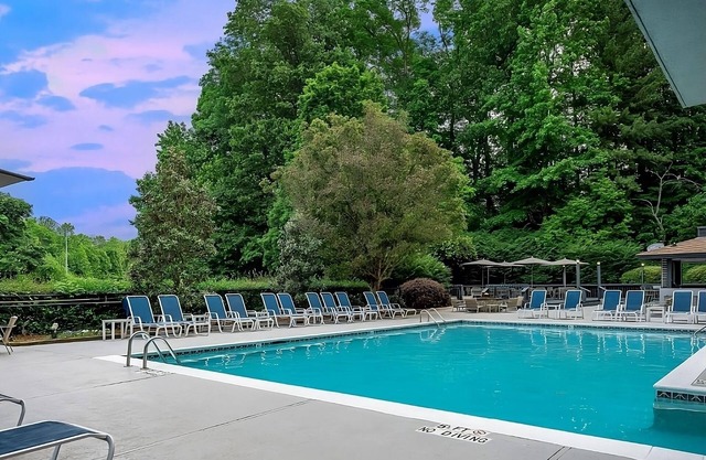 Make Your Trip More Enjoyable! 4 Relaxing Units, Pets Allowed, Parking, Pools!