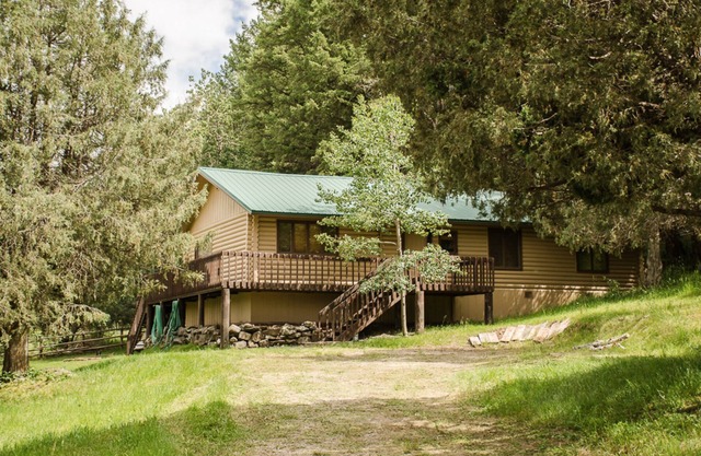 Make yourself at home in this cozy, fun, family-friendly Swan Valley rental