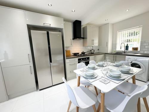 Malvern House by Blue Skies Stays