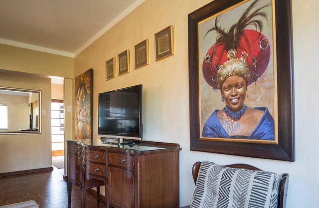Mama Africa Welcomes you to Cape Town! Secure Spacious 2 bedroom apartment
