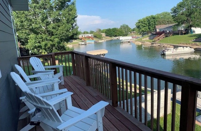 Mama Jen's NEWLY BUILT Lake Front Home at Johnson Lake, Nebraska