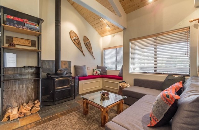 Mammoth Basecamp Views & Close to Village & Eagle A/C & Fireplace