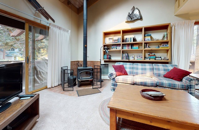 Mammoth Estates 111 Well crafted, Prime location, Walk to The Village Gondola by RedAwning