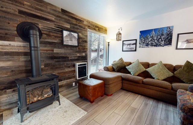 Mammoth Estates 109 Prime location, Walk to The Village Gondola, Pet-Friendly by RedAwning
