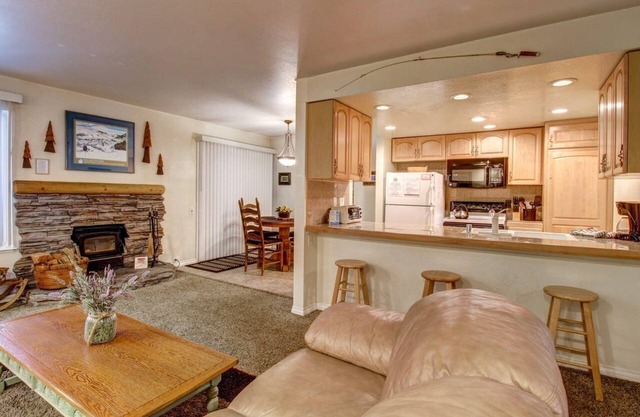 Mammoth Mountain Cozy Condo- Spring skiing is here!
