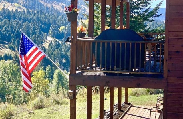 'Mammoth Overlook of Yellowstone' Mountain Views! Near North Entrance!