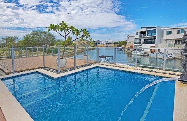 Mandurah Family Holiday Home Outdoor Pool private Canal access Kayaking