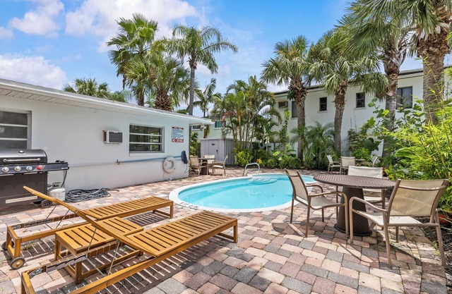 MANGO TANGO COTTAGE heated pool 2-minute walk to beach and attractions.