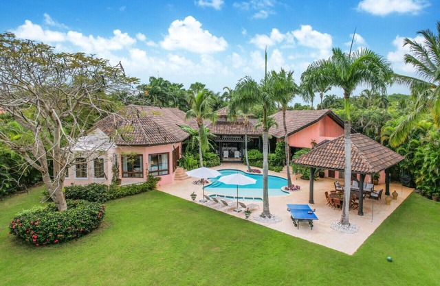 Mangos 13: Hacienda w/pool, Jacuzzi, cook, housekeeper & golf cart