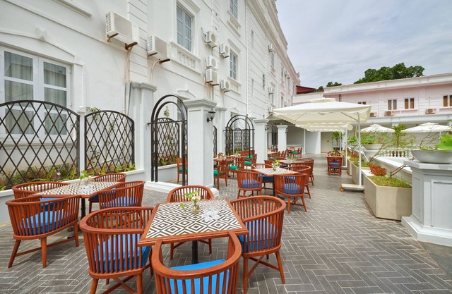 Manoir Des Arts Hotel