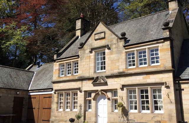 MANOR COTTAGE, pet friendly, character holiday cottage in Egton